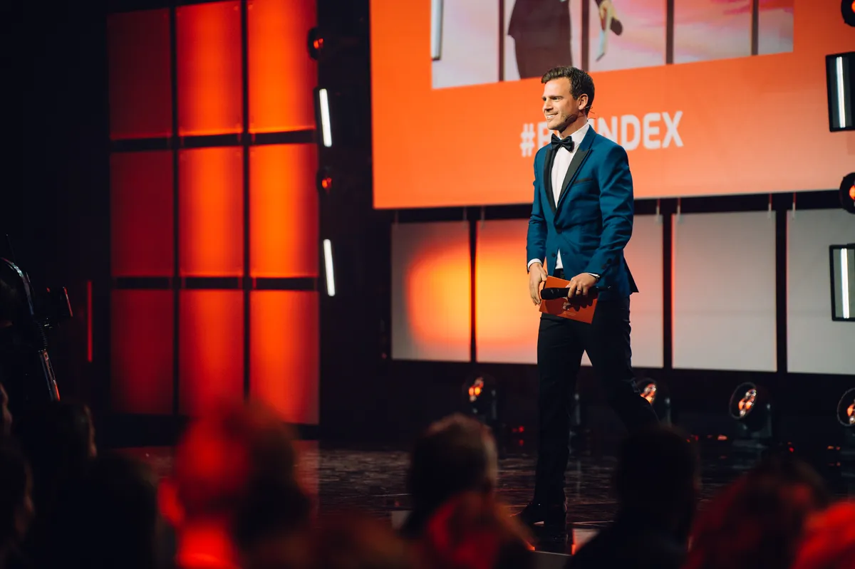 Content-Ersteller beim BrandEx Award 2023 feiern kreative Auszeichnung.